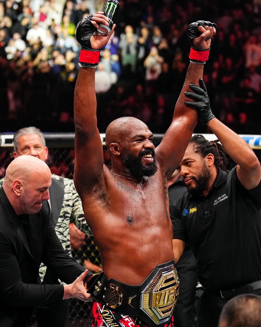 Jon Jones recebe o cinturão do UFC (Foto: Divulgação/Instagram Oficial UFC)