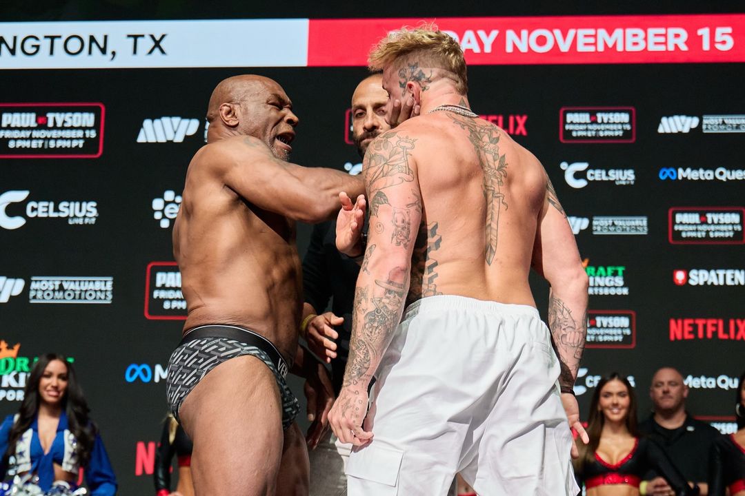 Mike Tyson deu um tapa em Jake Paul na encarada da luta (Foto: Divulgação/Most Valuable Promotions)