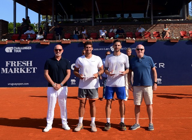 Orlando Luz com o troféu (Foto: Prensa Uruguay Open)