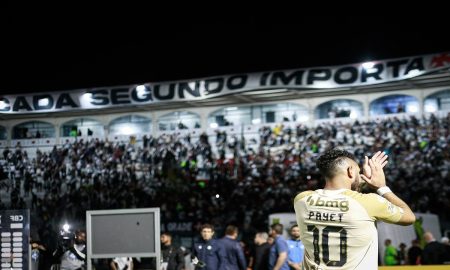 Payet aplaudindo torcida do Vasco. (Foto: Matheus Lima/Vasco)