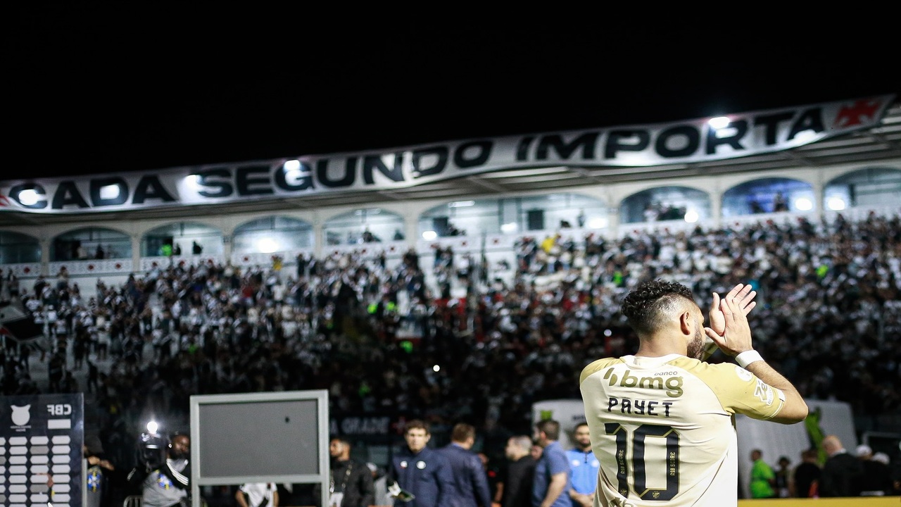 Payet aplaudindo torcida do Vasco. (Foto: Matheus Lima/Vasco)