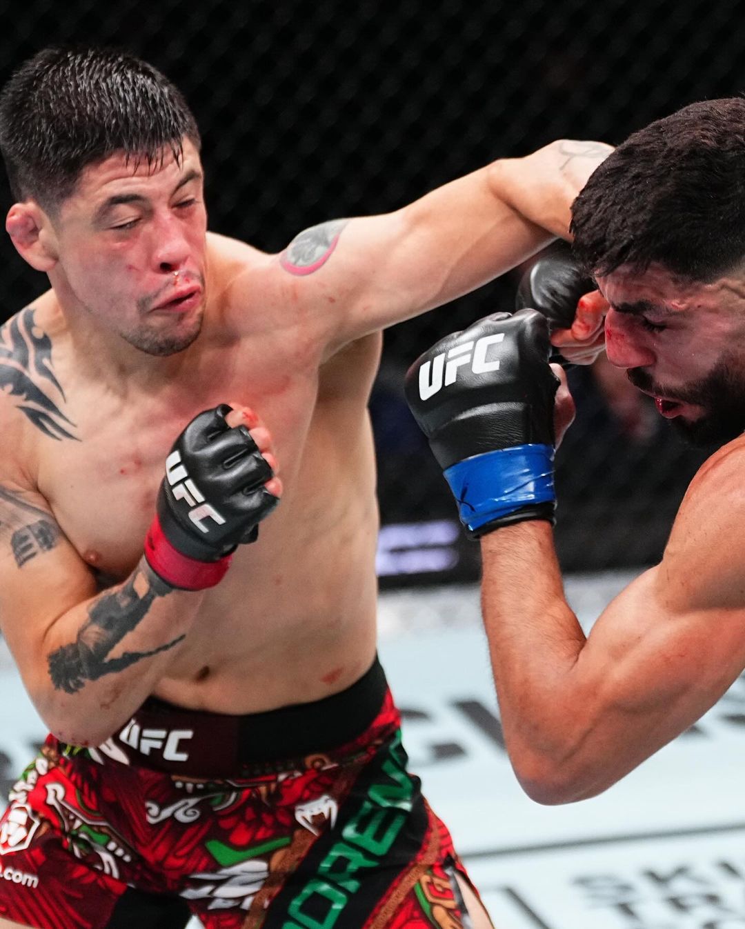 Brandon Moreno dominou Amir Albazi e saiu com a vitória (Foto: Divulgação/Instagram UFC)