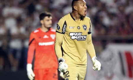 John comemorando o pênalti defendido. (Foto: Vitor Silva/Botafogo)