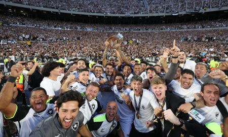 Botafogo comemorando o título da Libertadores com sua torcida. ( Foto: Vitor Silva/Botafogo)