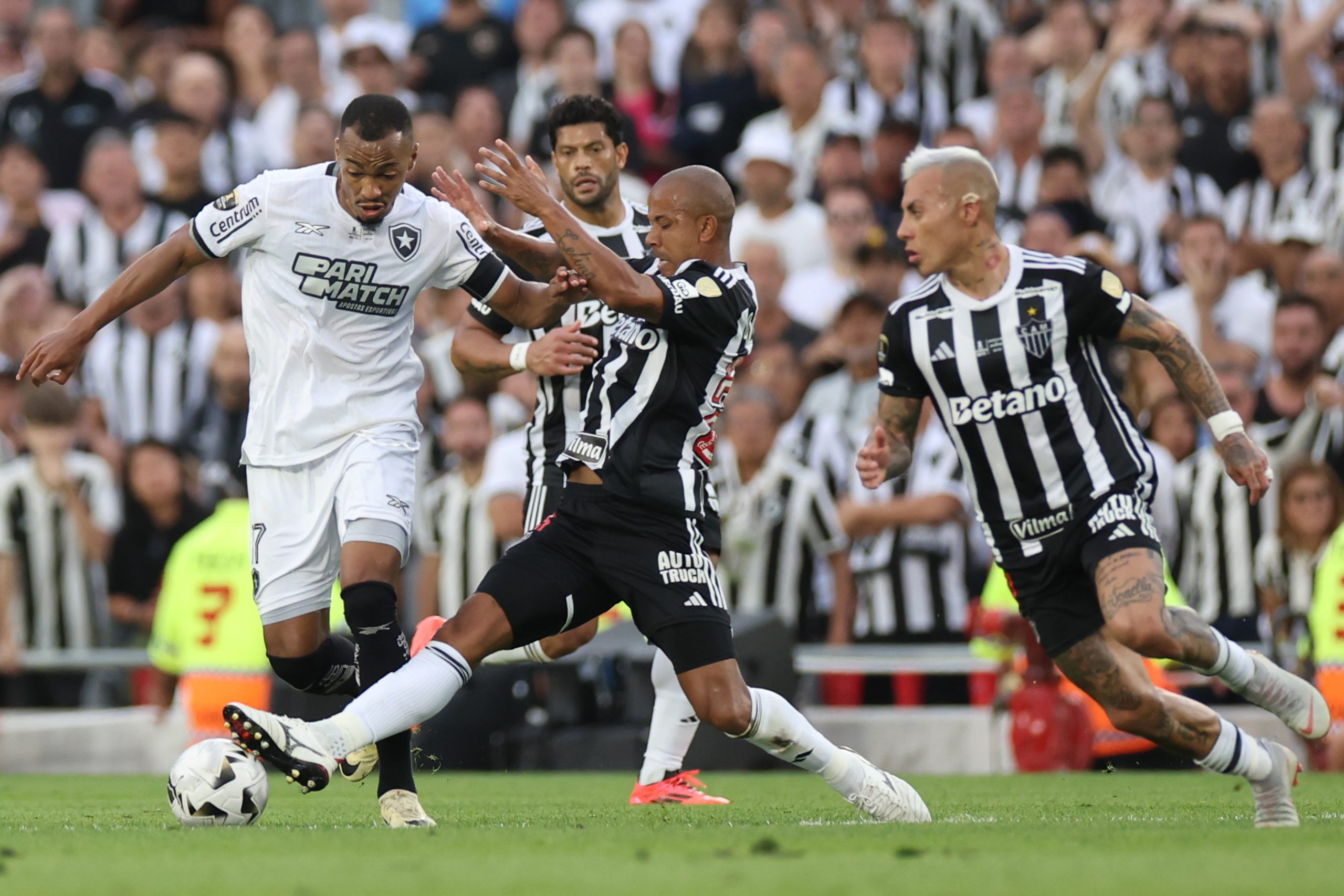 Governador de estado brasileiro alega 'problema de saúde', mas comparece a final da Libertadores. (Foto: Vitor Silva/Botafogo)