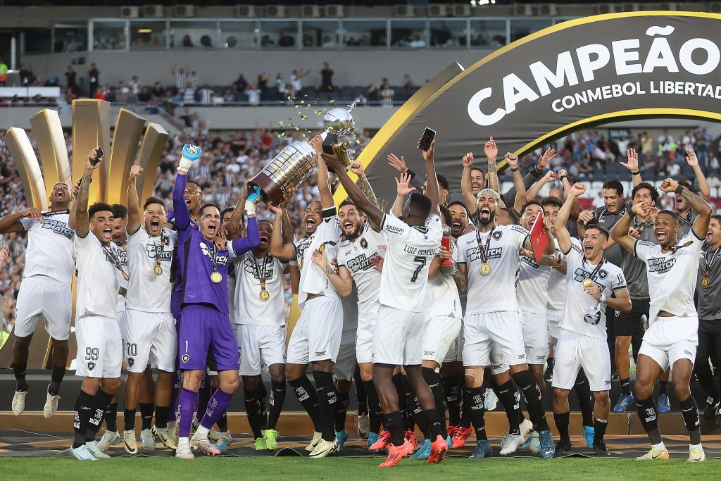 Botafogo ergue o troféu de campeão da Copa Libertadores da América. Foto: Vítor Silva/Botafogo