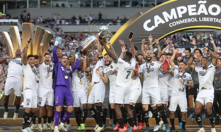 Botafogo ergue o troféu de campeão da Copa Libertadores da América. Foto: Vítor Silva/Botafogo