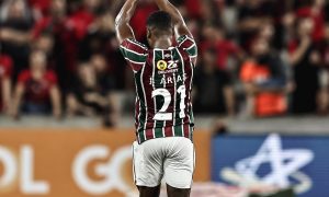 Jhon Arias se redimiu pelo pênalti perdido com um golaço e se desculpou com a torcida FOTO: LUCAS MERÇON / FLUMINENSE F.C.