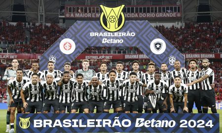 Elenco do Botafogo posando para a foto contra o Inter (Foto: Vítor Silva/Botafogo)