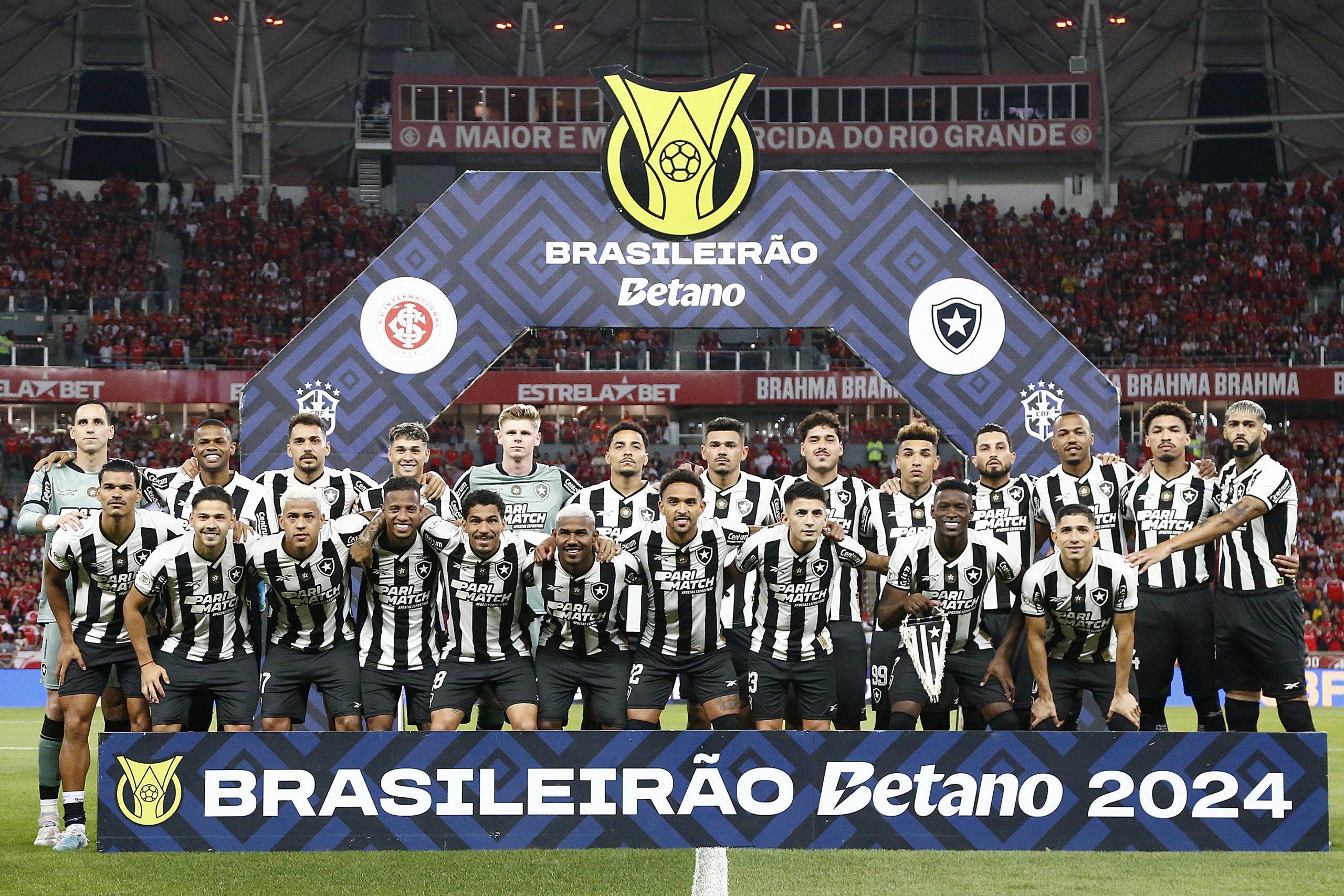 Elenco do Botafogo posando para a foto contra o Inter (Foto: Vítor Silva/Botafogo)