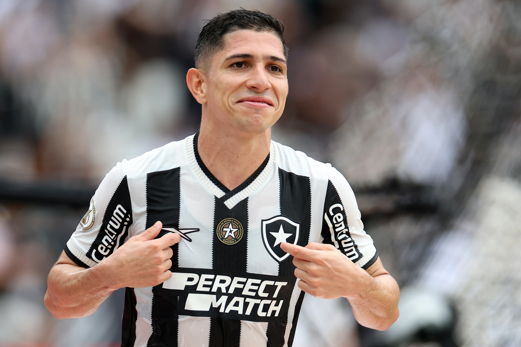 Savarino comemorando o primeiro gol. (Foto:Vitor Silva/Botafogo)