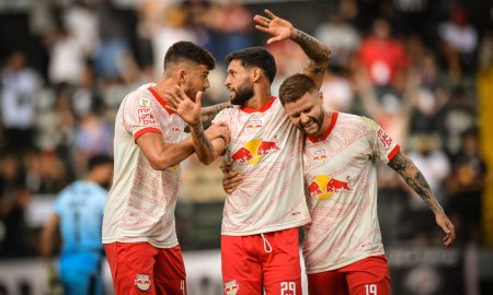 Juninho Capixaba, Lucas Cunha e Eduardo Sasha, jogadores do Red Bull Bragantino. (Foto: Ari Ferreira/Red Bull Bragantino)