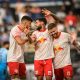 Juninho Capixaba, Lucas Cunha e Eduardo Sasha, jogadores do Red Bull Bragantino. (Foto: Ari Ferreira/Red Bull Bragantino)