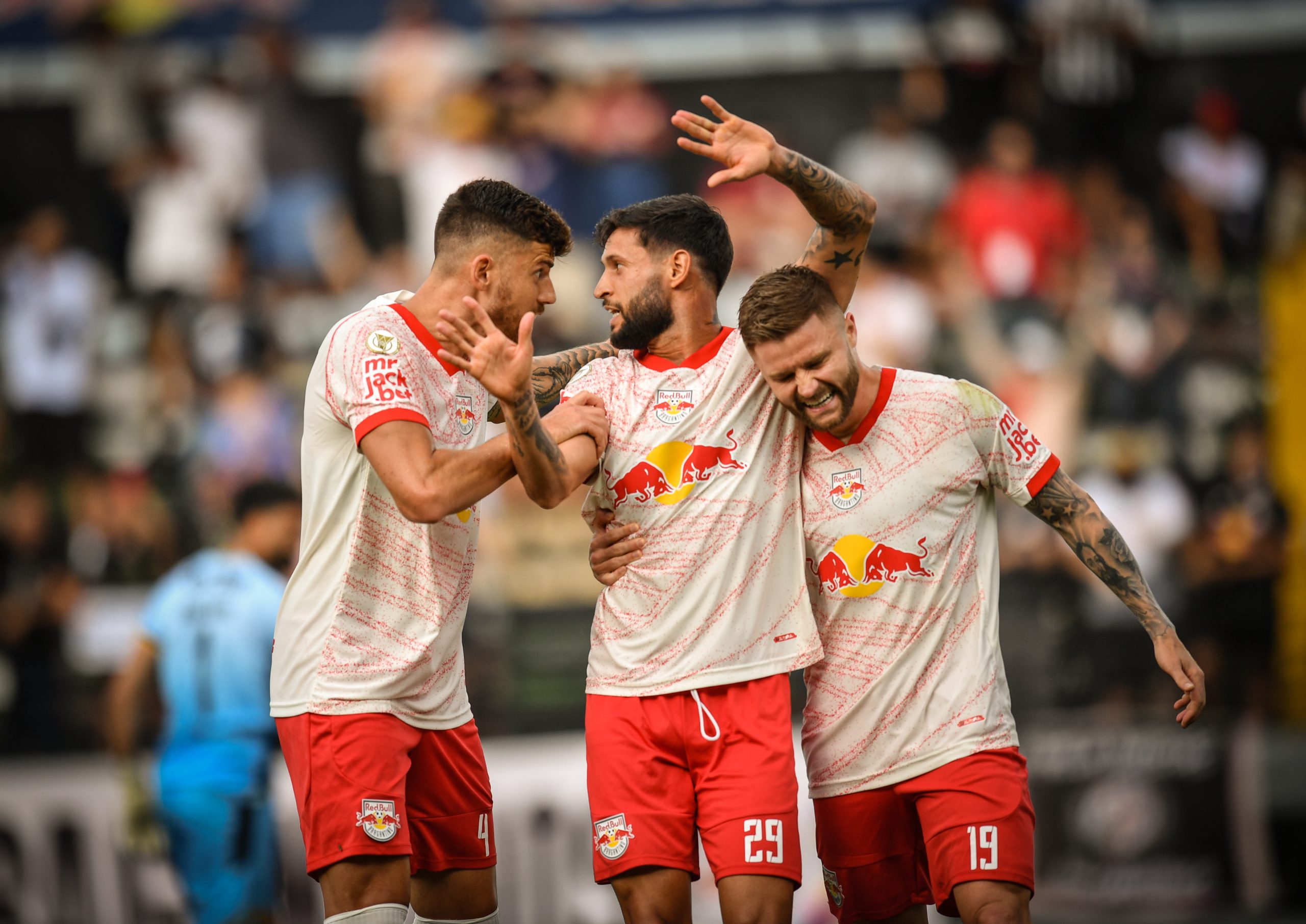 Juninho Capixaba, Lucas Cunha e Eduardo Sasha, jogadores do Red Bull Bragantino. (Foto: Ari Ferreira/Red Bull Bragantino)