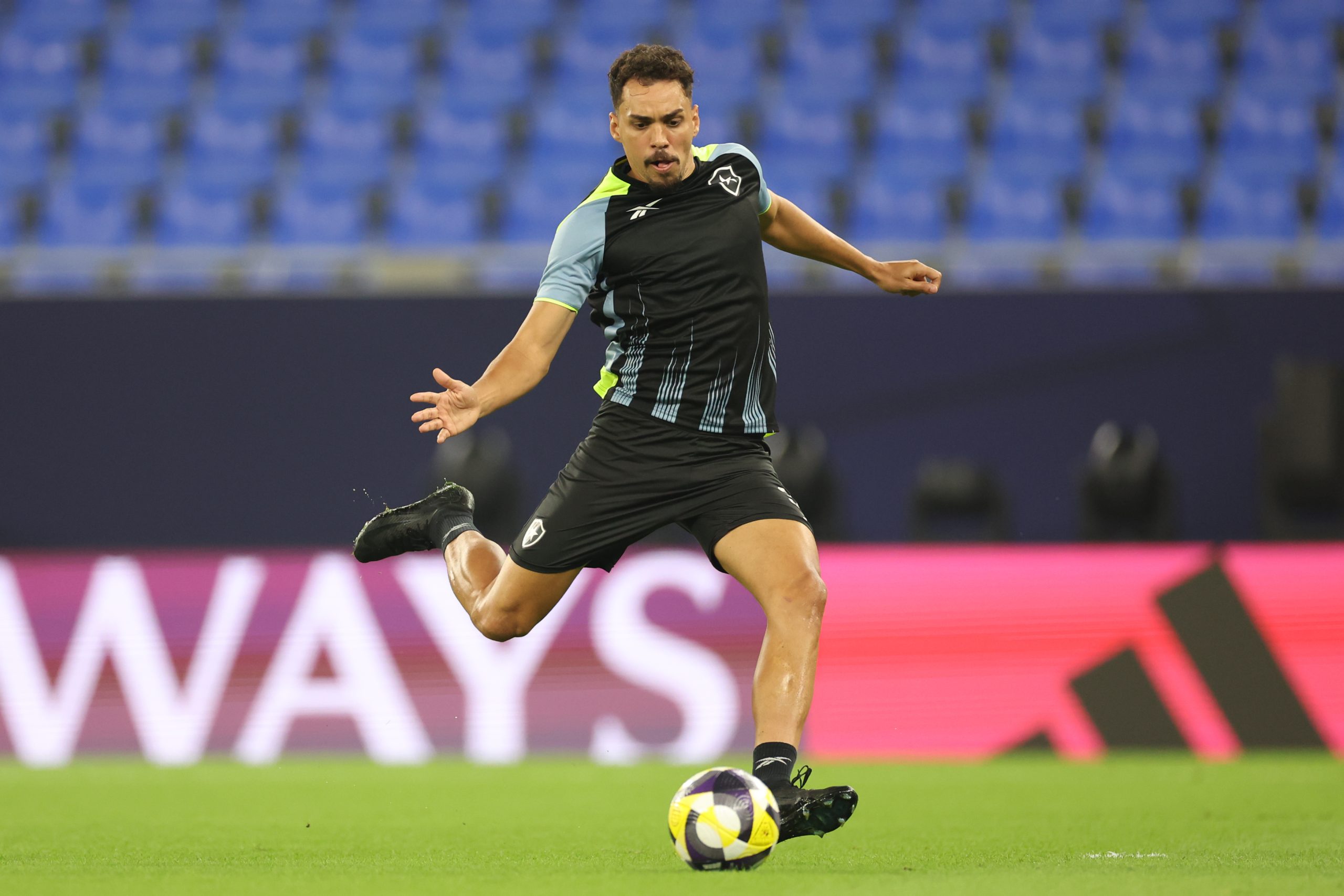 Eduardo em treino no Catar. (Foto: Vítor Silva/Botafogo)