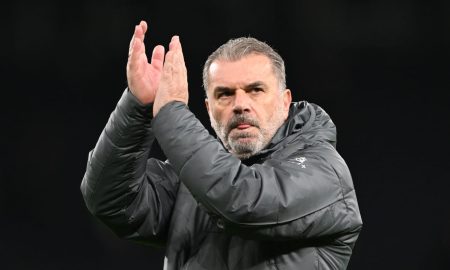 Ange Postecoglou agradecendo o apoio da torcida do Tottenham. (Foto:Shaun Botterill/Getty Images)