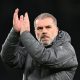 Ange Postecoglou agradecendo o apoio da torcida do Tottenham. (Foto:Shaun Botterill/Getty Images)