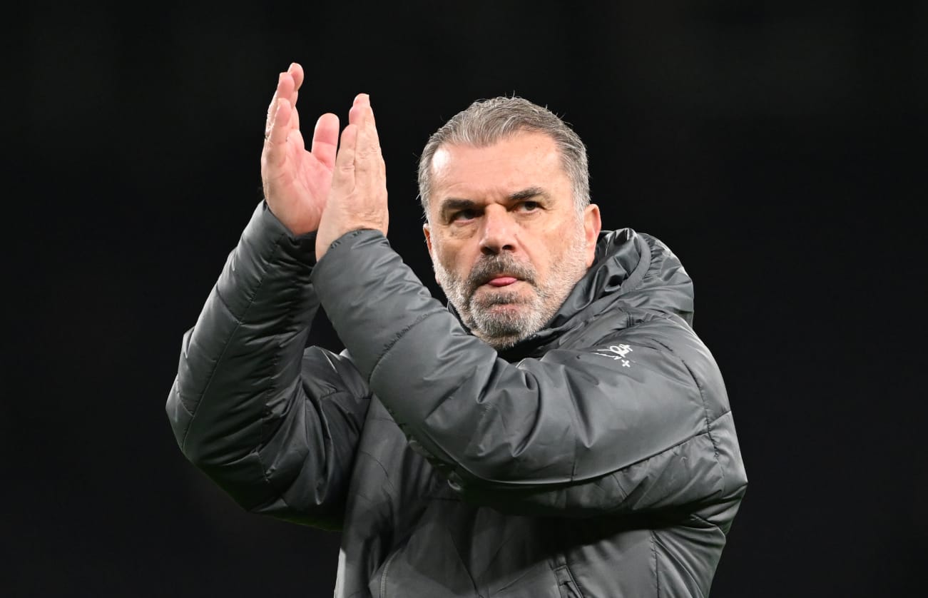 Ange Postecoglou agradecendo o apoio da torcida do Tottenham. (Foto:Shaun Botterill/Getty Images)