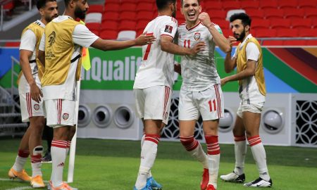 Caio Canedo comemorando um gol da seleção emiradense. (Foto:Mohamed Farag/Getty Images)