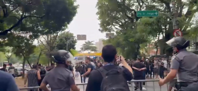 Torcida do Corinthians se manifestou contra decisão de Romeu Tuma Jr. (Foto: Reprodução)