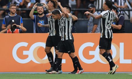 Comemoração do gol do Savarino. (Foto: Buda Mendes/Getty Images)