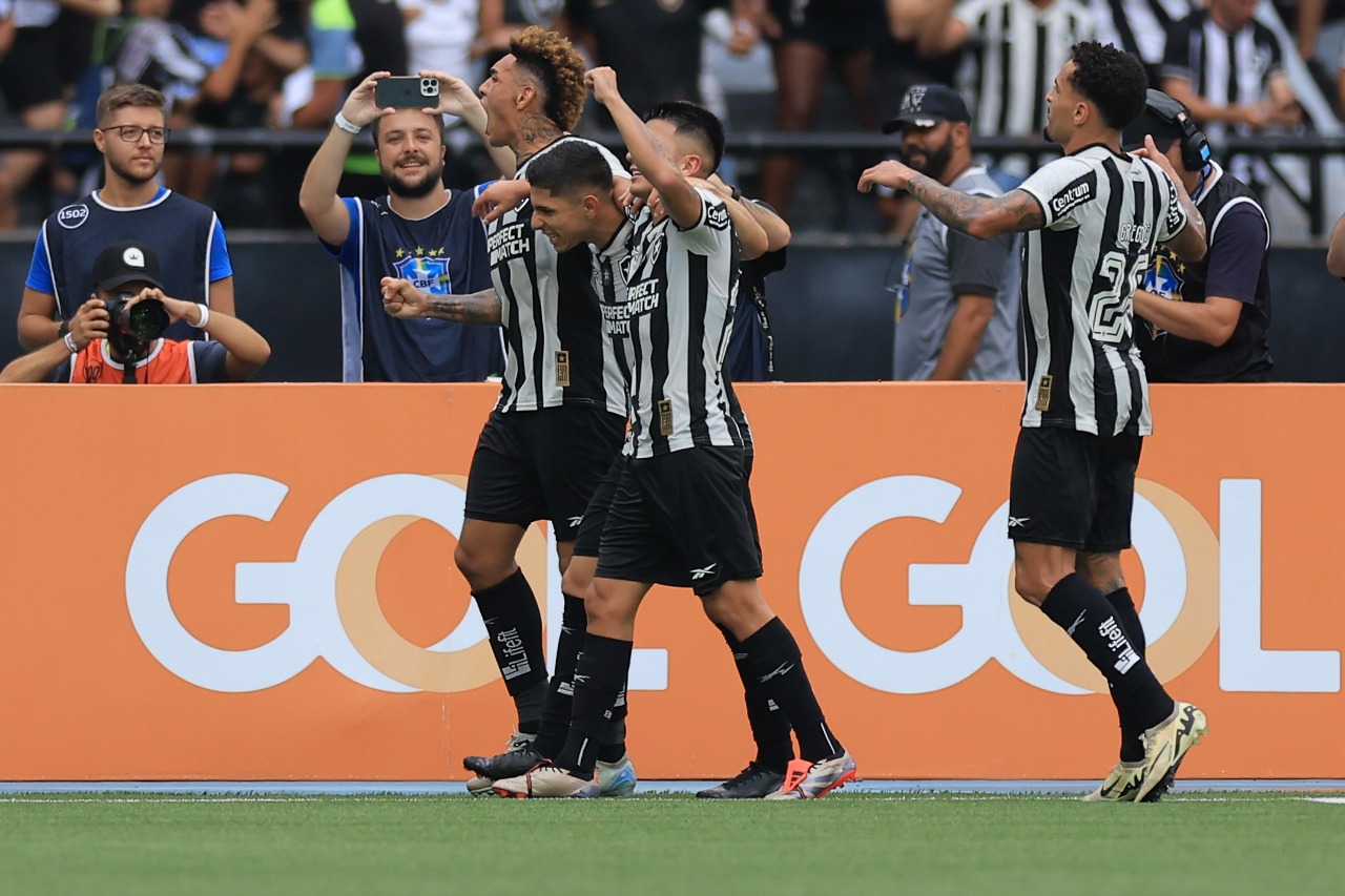 Comemoração do gol do Savarino. (Foto: Buda Mendes/Getty Images)