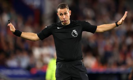 David Coote durante partida da Premier League. (Foto: Julian Finney/Getty Images_