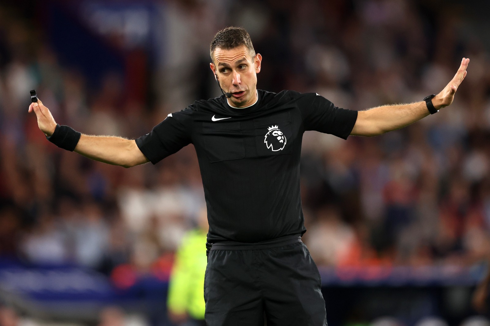 David Coote durante partida da Premier League. (Foto: Julian Finney/Getty Images_