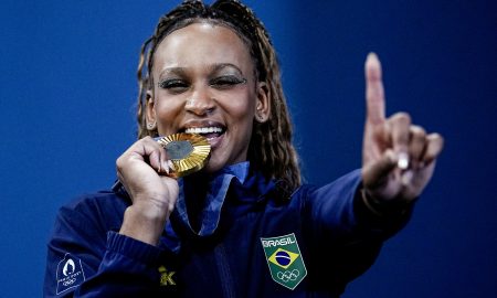 A ginasta brasileira Rebeca Andrade conquista a medalha de ouro na final do solo em Paris 2024