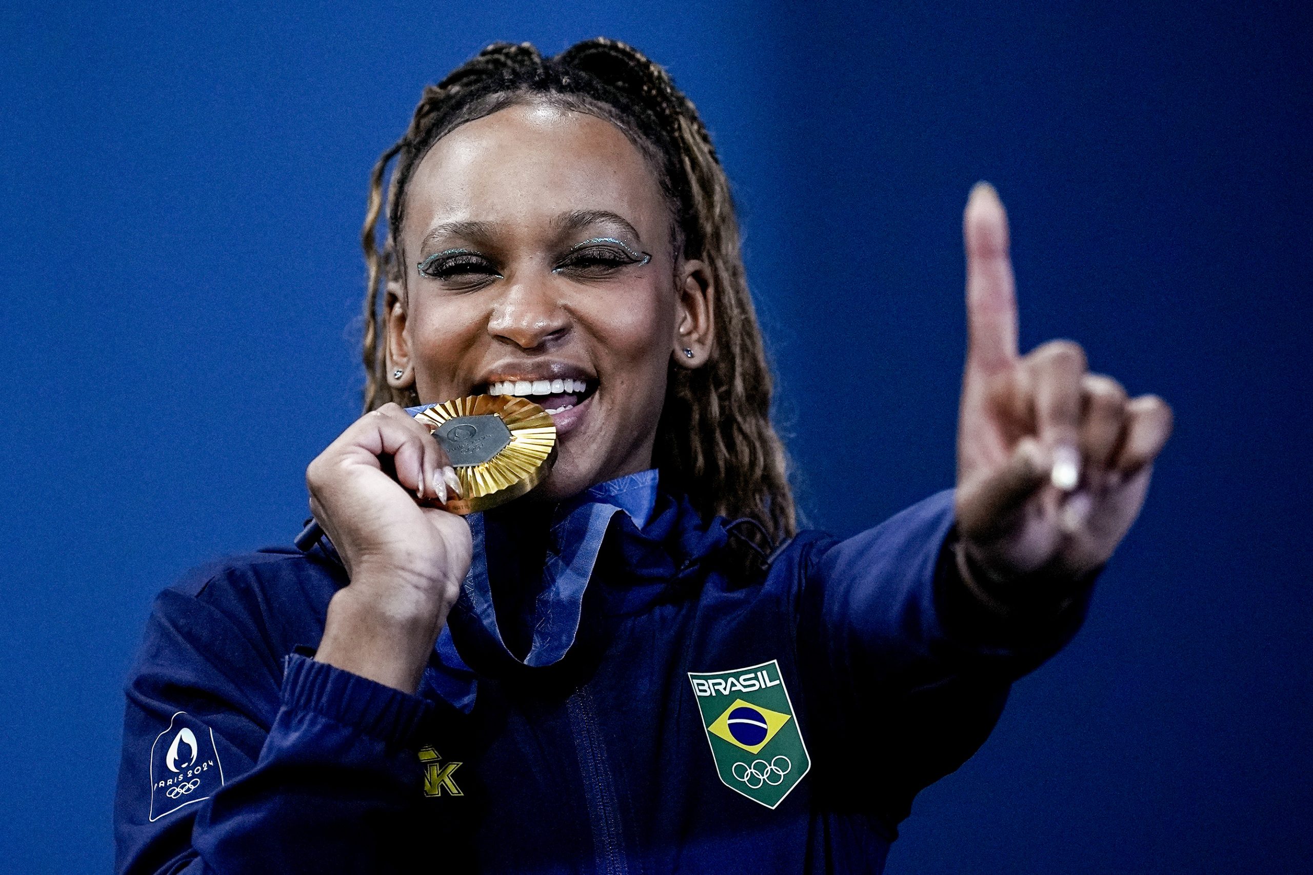 A ginasta brasileira Rebeca Andrade conquista a medalha de ouro na final do solo em Paris 2024