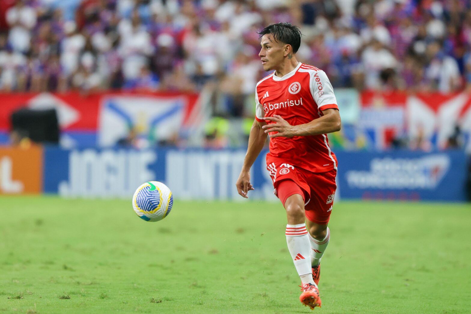 Alexandro Bernabei em ação pelo Internacional contra o Bahia na última rodada do Brasileirão. (Foto: Fábio Duarte).