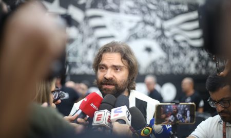 João Paulo Magalhães conversando com a imprensa. (Foto: Arthur Barreto/Botafogo)