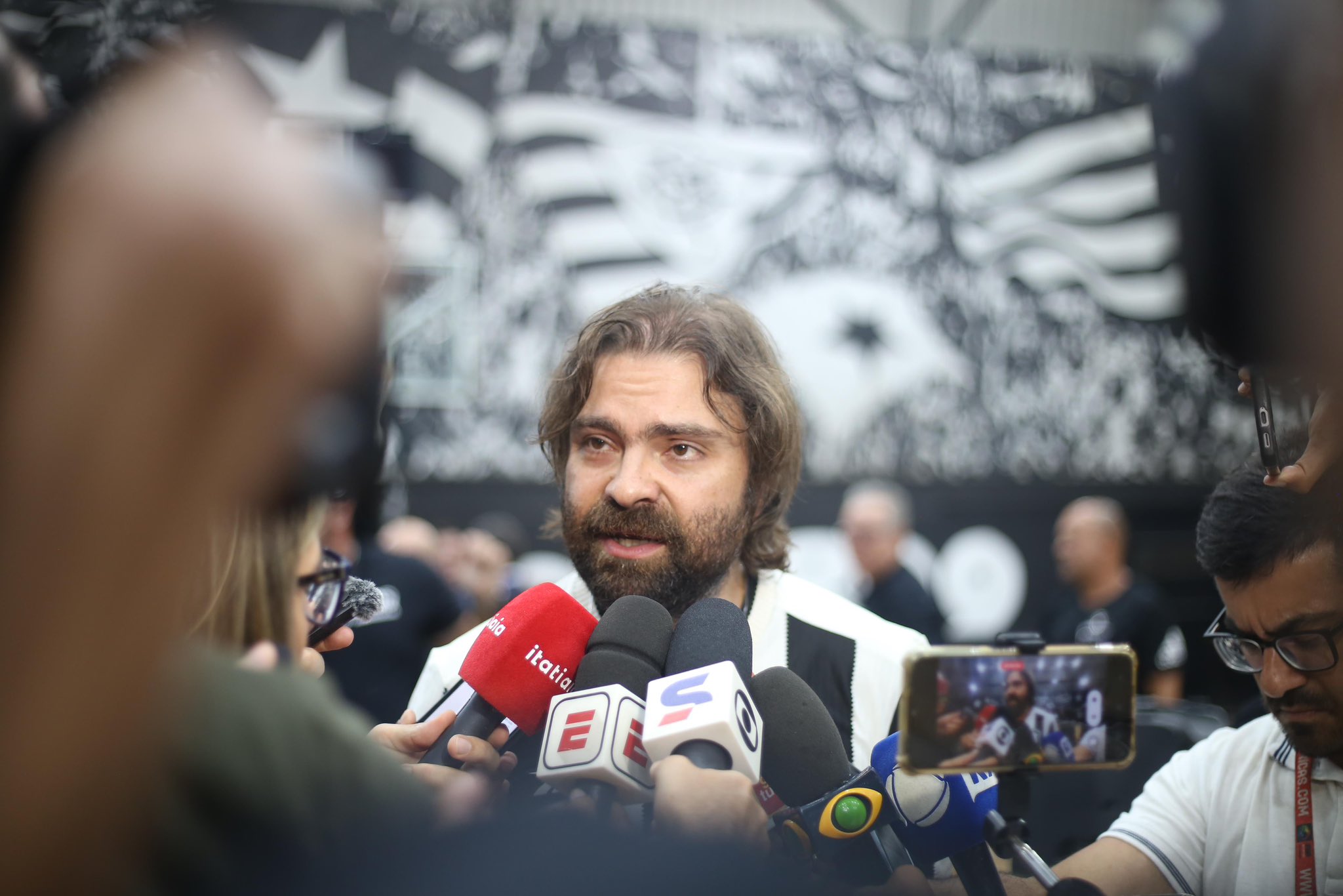 João Paulo Magalhães conversando com a imprensa. (Foto: Arthur Barreto/Botafogo)