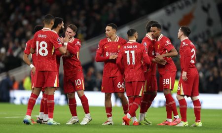 Jogadores do Liverpool comemorando. (Foto: Alex Pantling/Getty Images)