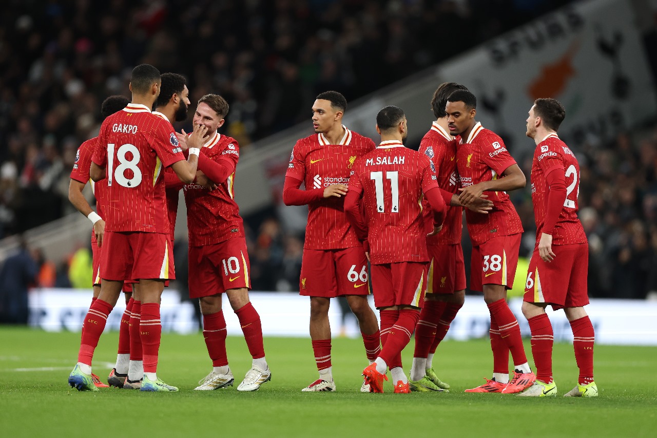 Jogadores do Liverpool comemorando. (Foto: Alex Pantling/Getty Images)