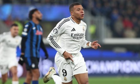 Mbappé comemorando o primeiro gol. (Foto: Marco Luzzani/Getty Images)