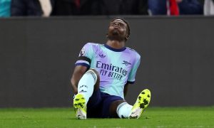 Saka sentindo a lesão. (Foto: Julian Finney/Getty Images)