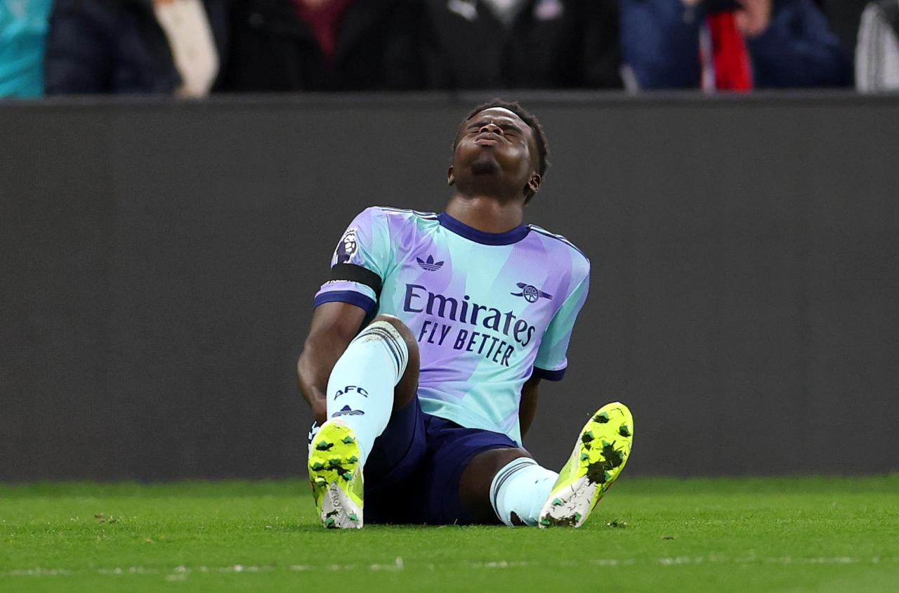 Saka sentindo a lesão. (Foto: Julian Finney/Getty Images)