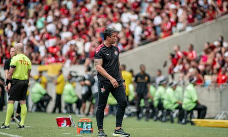 O treinador renovou seu contrato com o time rubro-negro.