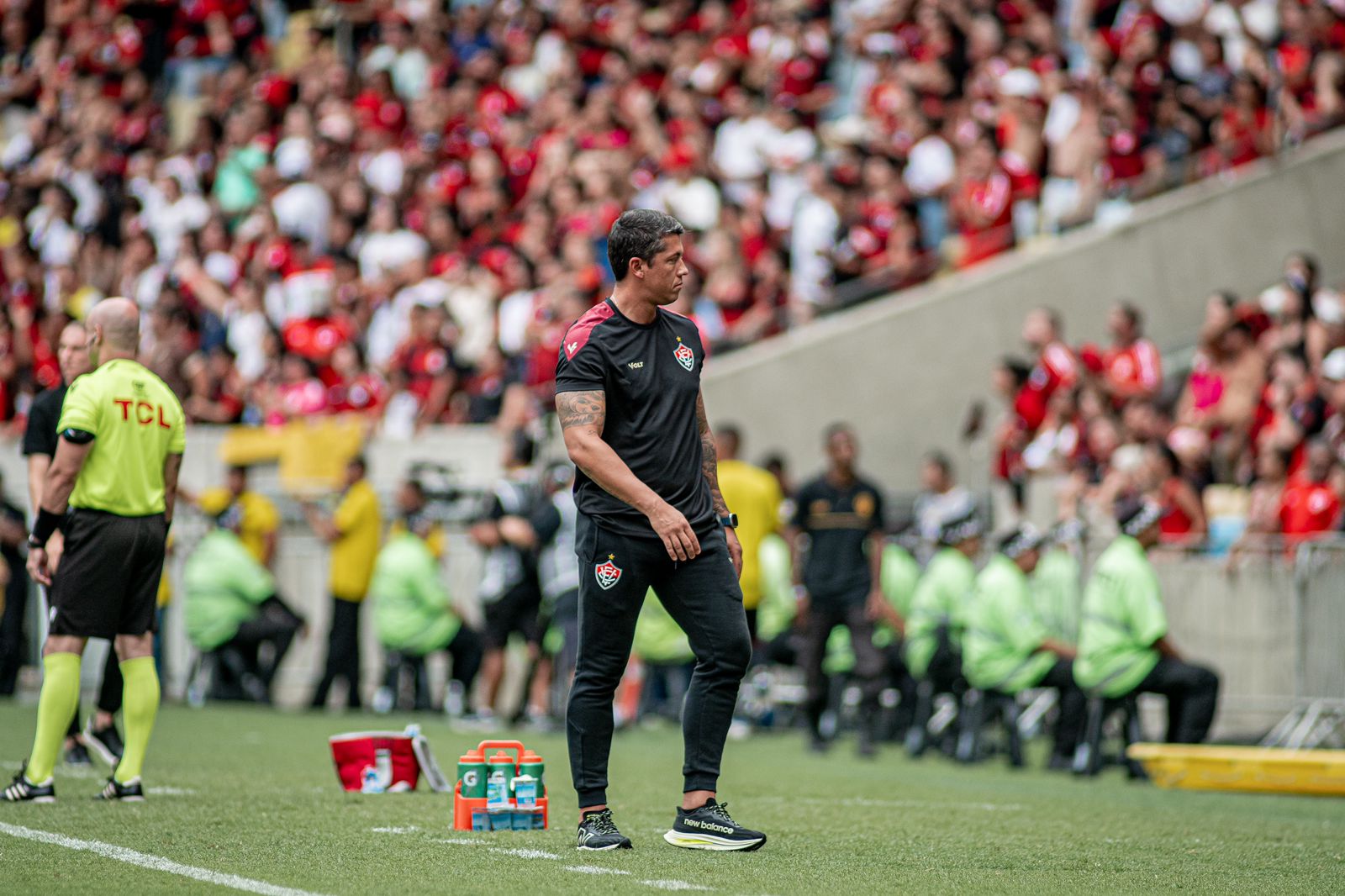 O treinador renovou seu contrato com o time rubro-negro.