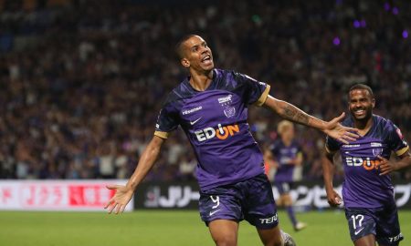 Atacante brasileiro Douglas Vieira vive a expectativa de vencer a J1 League, no Japão. (Foto: Sanfrecce Hiroshima / Divulgação)