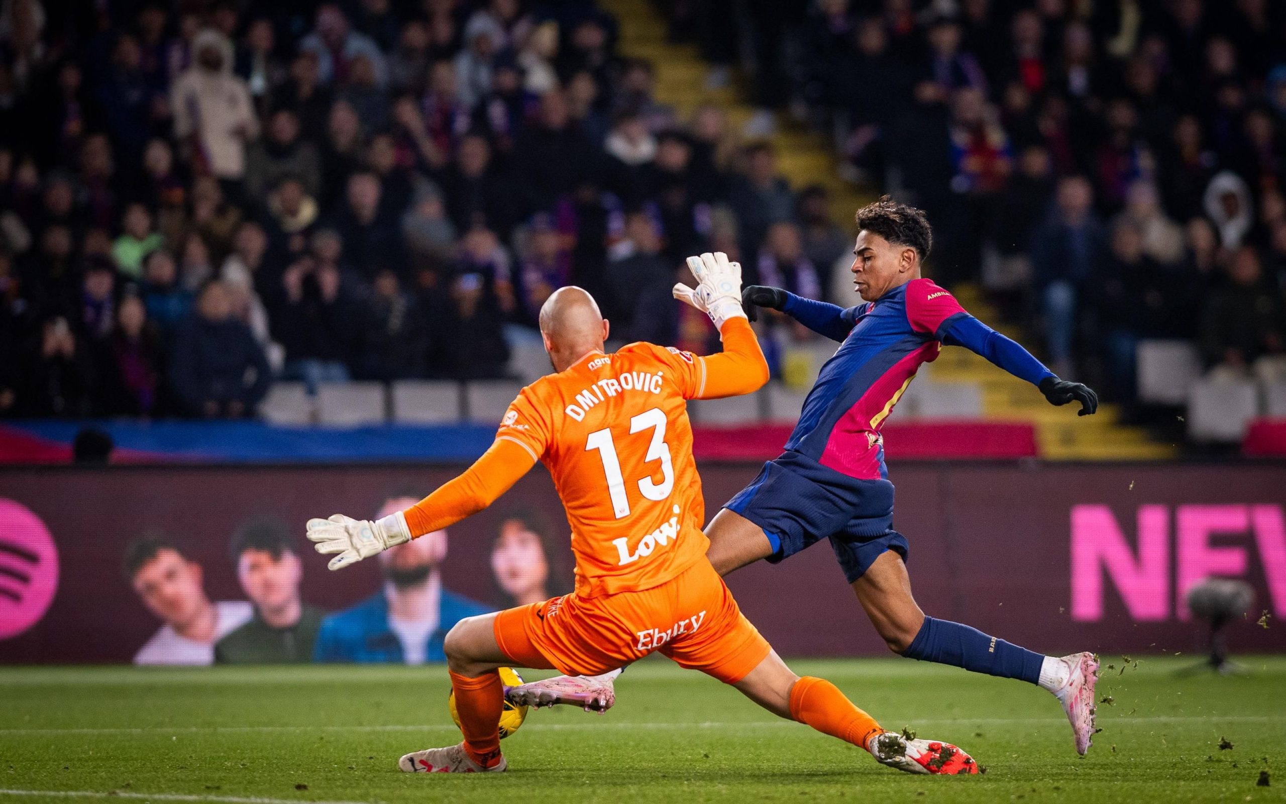 Yamal em disputa com Dmitróvic. (Foto: Marc Graupera/FC Barcelona)