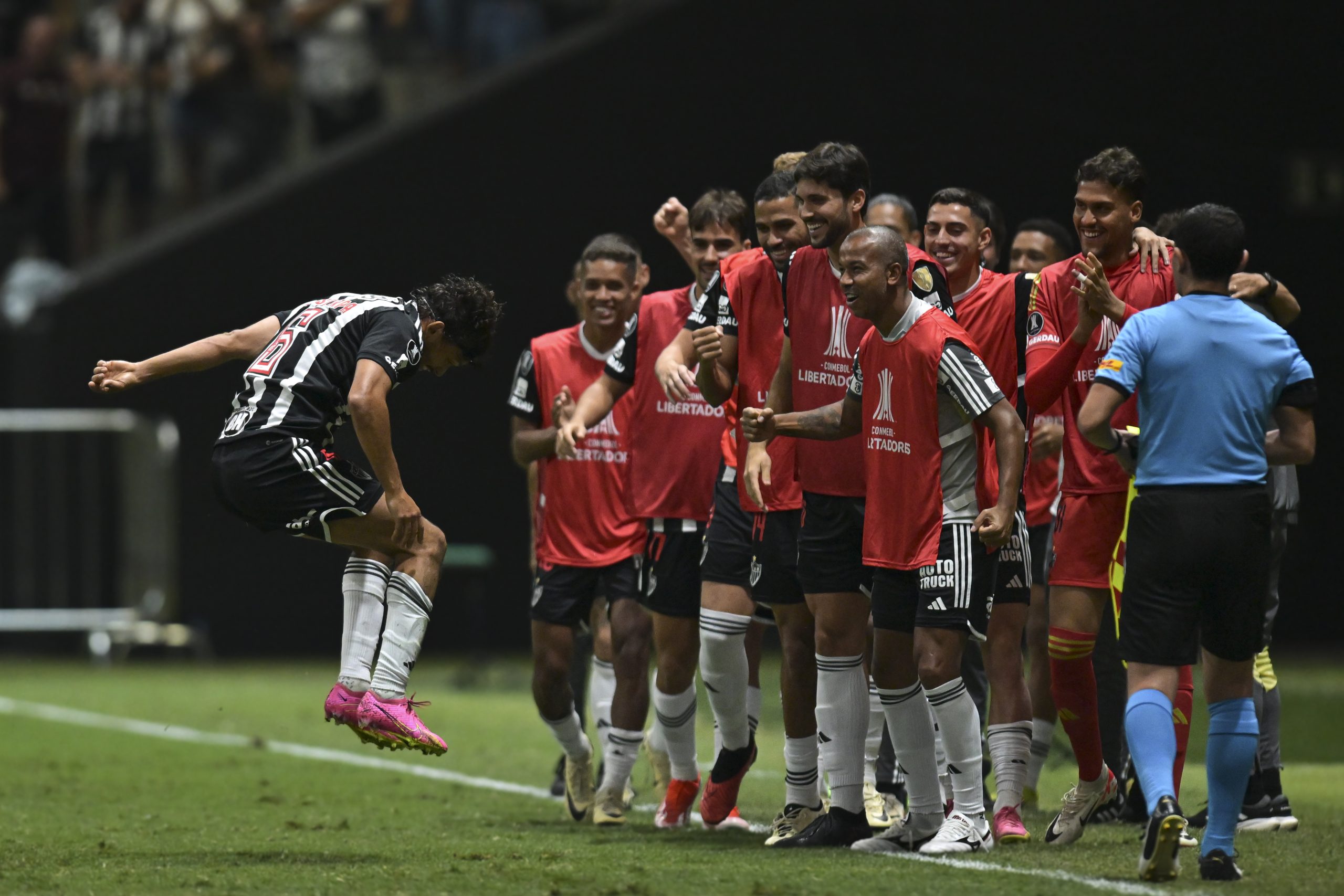 Empreiteiro solicita R$150 mil por falta de pagamento em obra de jogador do Galo (Foto: Pedro Vilela/Getty Images)