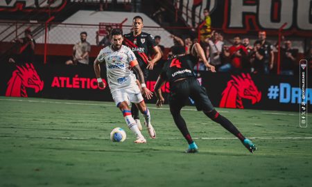 Fortaleza e Atlético Goianiense em ação. (Foto: Mateus Lotif/FEC)