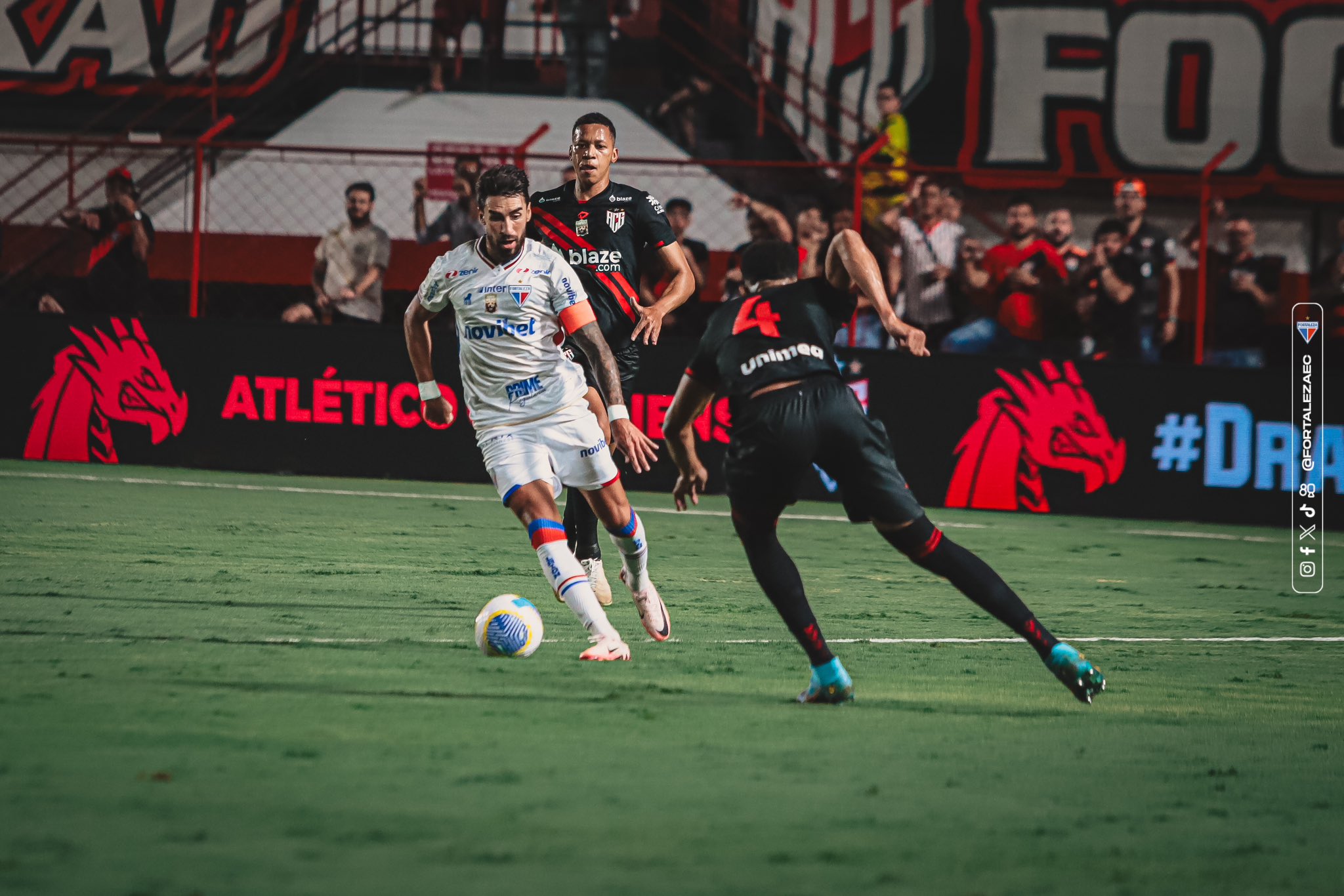 Fortaleza e Atlético Goianiense em ação. (Foto: Mateus Lotif/FEC)