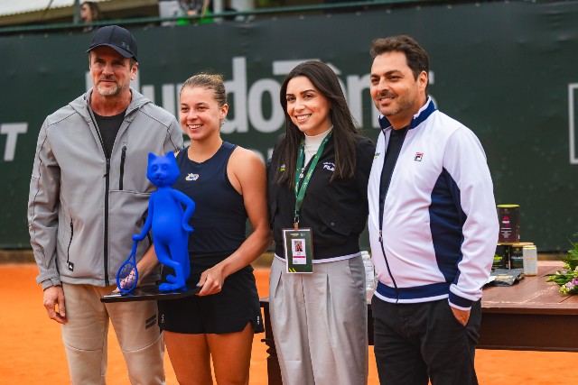 Maja Chwalinska com o troféu ao centro (Foto: Caio Graça - Green Fotografias)