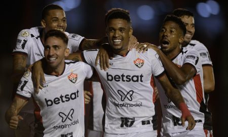 Alerrandro comemora um dos seus dois gols na partida. (Foto: Victor Ferreira/ECV)