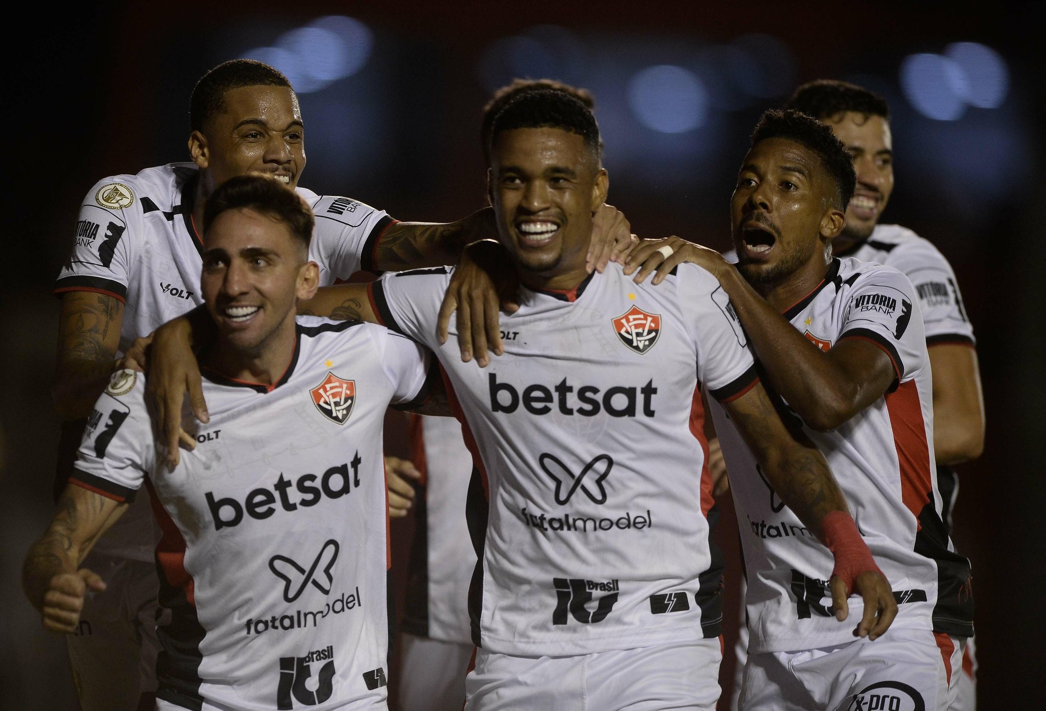 Alerrandro comemora um dos seus dois gols na partida. (Foto: Victor Ferreira/ECV)