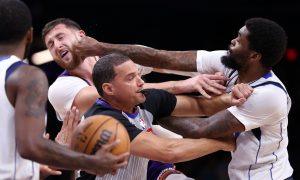 Lamentável! Jusuf Nurkic e Naji Marshall trocam socos em jogo da NBA. (Foto: Chris Coduto/Getty Images)