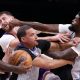 Lamentável! Jusuf Nurkic e Naji Marshall trocam socos em jogo da NBA. (Foto: Chris Coduto/Getty Images)